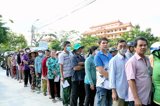 500 phần quà được trao đến người dân có hoàn cảnh khó khăn tại xã Lê Minh Xuân, H.Bình Chánh, TP.HCM