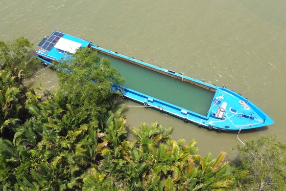 Sà lan chở nước ngọt từ Đồng Tháp về xã đảo Hưng Phong, H.Giồng Trôm, Bến Tre để hỗ trợ bà con vùng hạn mặn