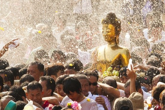 Lễ rước Phật, tắm Phật hoặc vẩy nước lên tôn tượng của vị Thầy tôn kính bằng nước thơm... là một phần quan trọng trong lễ hội Songkran