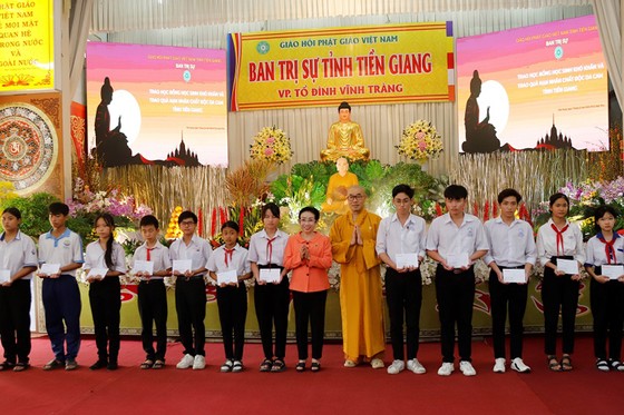 Trao học bổng đến các em học sinh, sinh viên H.Cái Bè, Tiền Giang