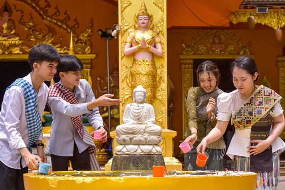 Các bạn trẻ té nước vào nhau để cầu chúc những điều tốt lành trong Lễ hội Songkran tại thiền viện Phước Sơn (Đồng Nai) - Ảnh: Quảng Đạo/BGN