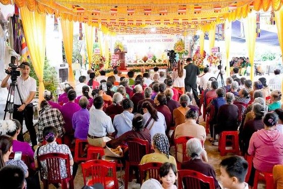 Quang cảnh buổi lễ rót đồng đúc đại hồng chung chùa Nội