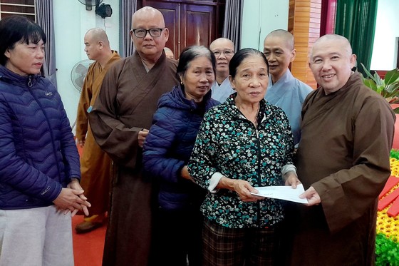 Đoàn Ban Trị sự GHPGVN tỉnh Đồng Tháp trao 500 phần quà đến các hộ dân tại xã Quỳnh Phú, Nghệ An