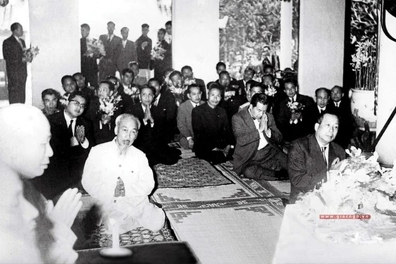 Chủ tịch Hồ Chí Minh cùng với Vua Lào lễ Phật tại chánh điện chùa Quán Sứ, Hà Nội (1966) - Ảnh tư liệu GN