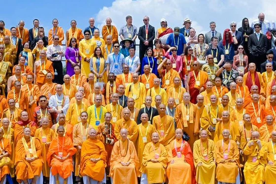 Chư tôn đức lãnh đạo GHPGVN với các đại biểu quốc tế tham dự Đại lễ Vesak Liên Hiệp Quốc 2025 tổ chức tại TP.HCM - Ảnh: BTC