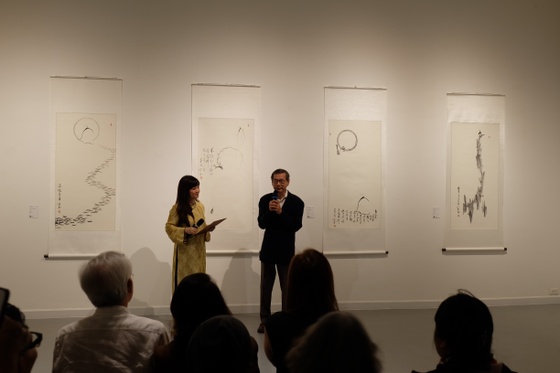 Họa sĩ Trầm Kim Hòa chia sẻ tại buổi khai mạc triển lãm cá nhân mang chủ đề: Zen of Life - Thiền trong cuộc sống - Ảnh: Nguyễn Cường