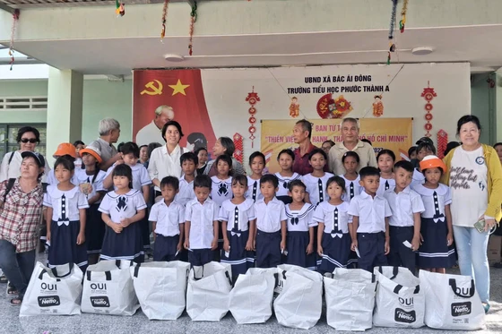 Đoàn trao quà cho học sinh Trường Tiểu học Phước Thành A