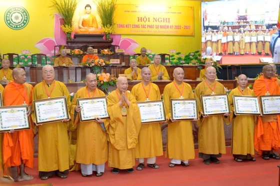 Trưởng lão Hòa thượng Thích Thiện Nhơn trao Bằng tuyên dương công đức đến Ban Tăng sự T.Ư - Ảnh: Bảo Toàn/BGN