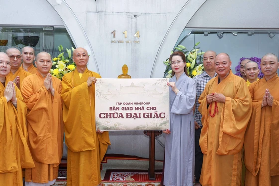 Đại diện Tập đoàn Vingroup trao bảng hiến cúng, bàn giao căn nhà cho chùa Đại Giác (phường Phú Nhuận, TP.HCM) - Ảnh: Nguyên Tài/BGN