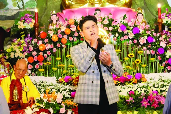 Với ca sĩ Phạm Đạt, âm nhạc không chỉ để nghe cho vui, mà còn để thắp lên một ngọn nến trong tâm, nhắc nhở mỗi người quay về với chính mình, tìm thấy sự bình an giữa đời sống bộn bề