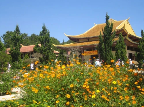 Trước thềm xuân viếng cảnh chùa Đà Lạt