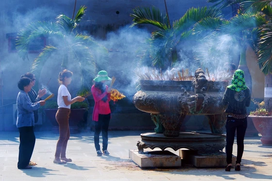 Người Sài Gòn đi chùa lễ Phật cầu an đầu năm