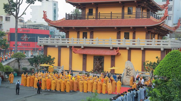 [Video] Thiêng liêng Lễ an vị vĩnh viễn xá-lợi Trái tim Bồ-tát Thích Quảng Đức vào tháp Đa Bảo