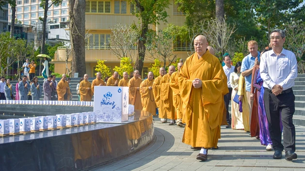 [Video] Xúc động Lễ tưởng niệm đồng bào tử vong vì Covid-19 tại Công viên số 1 Lý Thái Tổ đầu năm Bính Ngọ