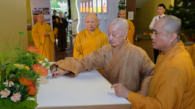 [Video] Đức Pháp chủ quang lâm Việt Nam Quốc Tự xem triển lãm "45 năm Giáo hội Phật giáo Việt Nam"