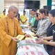 Thượng tọa Thích Tuệ Hải trao tặng các phần quà đến người dân tỉnh Cao Bằng - Ảnh: Quảng Đạo/BGN