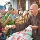 Thượng tọa Thích Thanh Phong trao quà đến người dân tại chùa Kim Sơn Cam Giá (phường Gia Sàng, tỉnh Thái Nguyên) vào sáng 21-10 - Ảnh: Quảng Đạo/BGN