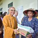 Trao quà đến bà con tại thôn Tân Mãi, xã Yên Thế, tỉnh Bắc Ninh - Ảnh: Quảng Đạo/BGN
