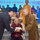 Ni trưởng Thích nữ Huệ Tuyến, Phó Trưởng ban Kinh tế - Tài chính T.Ư, Phó ban Từ thiện xã hội Phật giáo TP.HCM tặng quà đến người dân tại tỉnh Thanh Hóa - Ảnh: Quảng Đạo/BGN