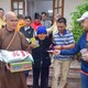 Một cụ bà nhận quà từ đoàn GHPGVN trao tặng - Ảnh: Quảng Đạo/BGN