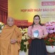 Hòa thượng Thích Giác Toàn trao kỷ niệm chương và phần thưởng cho tác giả Bùi Thị Kim Loan, giải nhất cuộc thi viết "Trong tâm có Phật" với tác phẩm "Những đóa tâm sen"