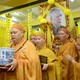Thượng tọa Thích Thanh Phong thỉnh bát nhang trong Lễ phụng tống kim quan Trưởng lão Hòa thượng Thích Trí Tịnh từ chùa Vĩnh Nghiêm về Linh Phong Thiền Uyển ngày 12-10-2025 - Ảnh: Bảo Toàn/BGN