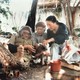 Tác giả Hồ Thị Hoàng Anh với thi sĩ Bùi Giáng và nhà thơ Trụ Vũ (ảnh do NSND Kim Cương chụp, tác giả cung cấp)