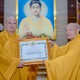 Trưởng lão Hòa thượng Thích Thiện Nhơn trao Bằng tuyên dương công đức đến Hòa thượng Thích Lệ Trang