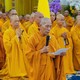 Thượng tọa Thích Giác Trí đọc lời cảm tạ của Ban Tổ chức trong Lễ tang Trưởng lão Hòa thượng Thích Từ Thông