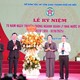 Bà Trần Thị Minh Nga, Phó Trưởng ban Tôn giáo Chính phủ tặng hoa chúc mừng tại lễ kỷ niệm