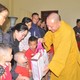 Hòa thượng Thích Gia Quang trao quà cho học sinh tại tỉnh Tuyên Quang