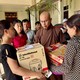 Đại đức Thích Định Tuệ trao quà đến những gia đình khó khăn bị ảnh hưởng bão lũ