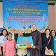 Hòa thượng Thích Giác Trí tặng quà đến bà Nguyễn Thị Lưu nhân dịp bà có căn nhà mới