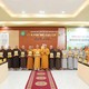 Thượng tọa Thích Tĩnh Triệt trao quyết định đến chư tôn đức Đại diện Phật giáo Khu vực V