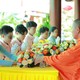 Phật tử dâng hoa cúng dường chư tôn đức tại Khóa tu tuổi trẻ lần 4 với chủ đề "Yêu thương tiếp nối"