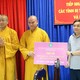 Thượng tọa Thích Tĩnh Triệt trao biển tượng trưng đến ông Phan Văn Thắng, Chủ tịch Ủy ban MTTQVN tỉnh