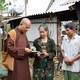 Đại đức Thích Tâm Trường trao hỗ trợ đến các hộ dân bị thiệt hại nặng nề do bão lũ