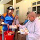 Ni sư Thích nữ Nguyên Xuân trao quà đến gia đình khó khăn sau bão lũ tại tỉnh Nghệ An
