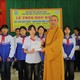 Thượng tọa Thích Quảng Tuấn trao học bổng cho học sinh người đồng bào dân tộc thiểu số