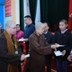 Ni trưởng Thích nữ Nhật Khương trao quà đến bà con vùng bão lũ tỉnh Ninh Bình