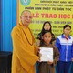 Thượng tọa Thích Quảng Tuấn trao học bổng cho học sinh dân tộc nội trú