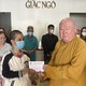 Hòa thượng Thích Duy Trấn trao tiền của bạn đọc ủng hộ bệnh nhân nghèo, tại tòa soạn Báo Giác Ngộ