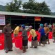Chư Tăng chùa Bửu Đà, TP.HCM thay mặt các nhà tài trợ trao quà đến bà con bị bão lũ