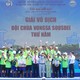 Ban Tổ chức trao cúp vô địch đến đội Vongsa Sousdei Thứ Năm (An Giang) 