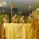 Hòa thượng Thích Lệ Trang cử hành nghi thức sái tịnh kim quan Trưởng lão Hòa thượng Thích Thiện Tánh tân viên tịch - Ảnh: Bảo Toàn/BGN