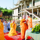 Đại đức Thích Đồng Ân (quỳ) trong lễ cầu siêu anh linh liệt sĩ, đồng bào tử nạn, đặc biệt là 504 thường dân vô tội bị sát hại trong biến cố 1968