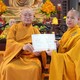 Trưởng lão Hòa thượng Thích Nhật Quang trao Bằng tốt nghiệp Cao đẳng Phật học đến Tăng sinh