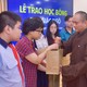 Thượng tọa Thích Tâm Hải trao học bổng đến học sinh, sinh viên nhân dịp kỷ niệm 50 năm Báo Giác Ngộ xuất bản số báo đầu tiên (1-1-1976 – 1-1-2026) - Ảnh: Quảng Đạo/BGN