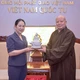Hòa thượng Thích Lệ Trang trao tặng bức tượng Bồ-tát Quán Thế Âm - quà tặng của Đại hội đại biểu Phật giáo TP.HCM lần thứ I đến bà Nông Thị Hà, Thứ trưởng Bộ Dân tộc và Tôn giáo - Ảnh: Quảng Đạo/BGN