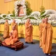 Chư tôn đức Ban Trị sự GHPGVN TP.HCM hữu nhiễu kim quan tiễn biệt Trưởng lão Hòa thượng Thích Giác Tường - Ảnh: Quảng Đạo/BGN 